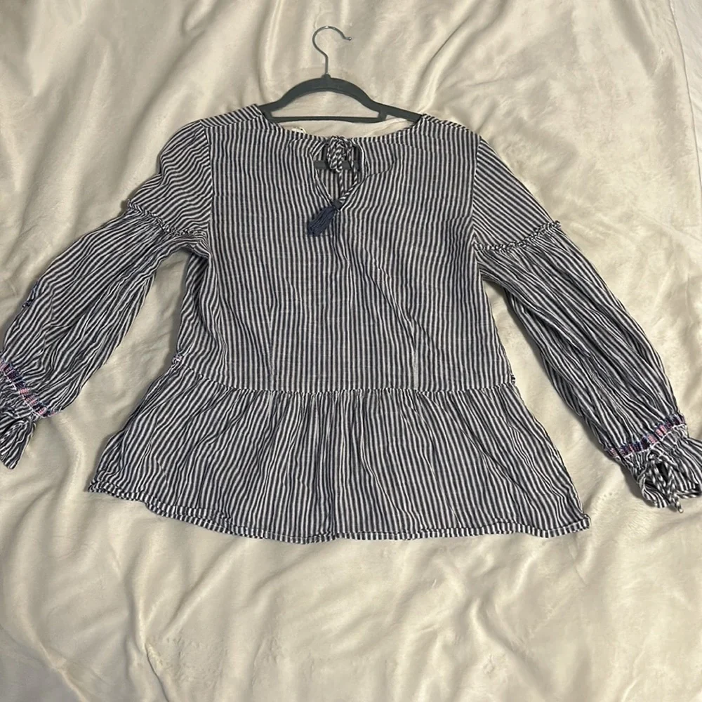 Cute top with embroidered puffed sleeves. Perfect for work! - Picture 3 of 4